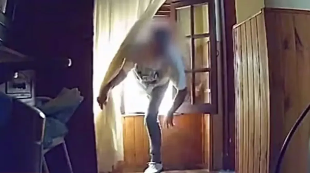 La cámara captó perfectamente cómo el hombre robaba dinero a sus por entonces suegros. La cámara captó perfectamente cómo el hombre robaba dinero a sus por entonces suegros.