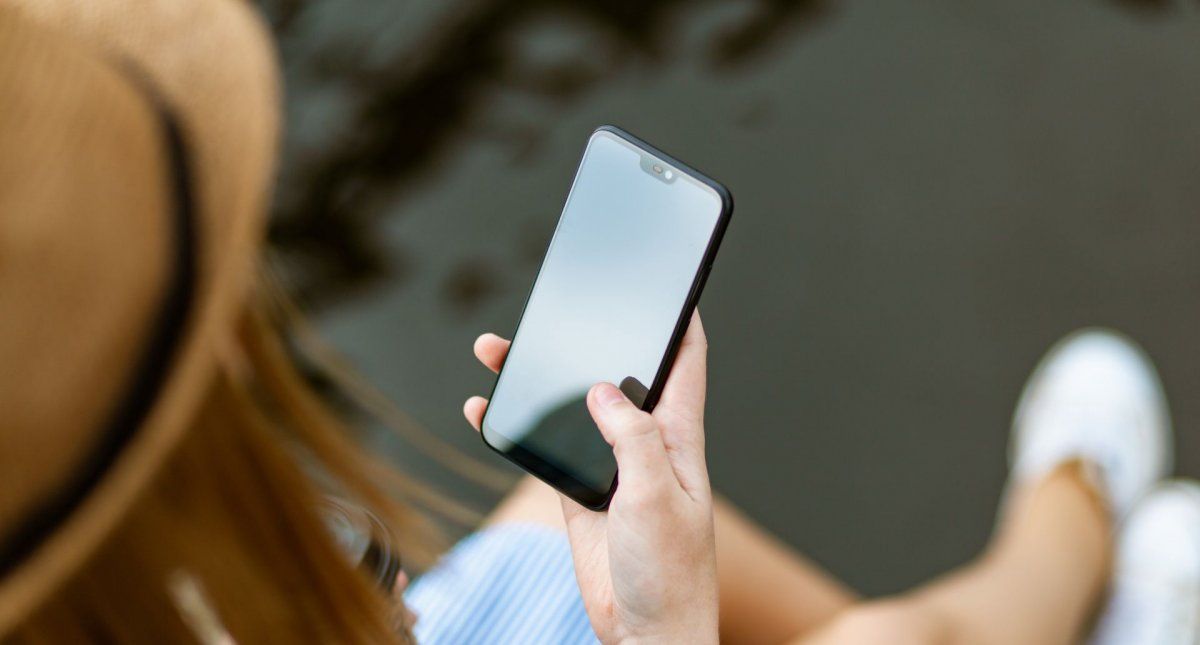 Instagram prohibirá que usuarios adultos le manden mensajes a adolescentes