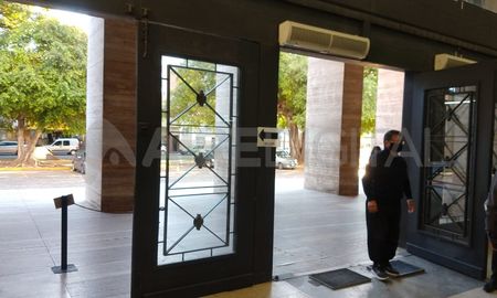 Este lunes al abrir el Municipio, se cayó una de las puertas del ingreso principal. Este lunes al abrir el Municipio, se cayó una de las puertas del ingreso principal.