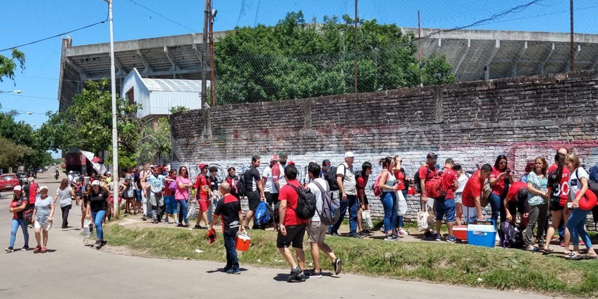 Hinchas de Col&oacute;n a punto de partir hacia Asunci&oacute;n