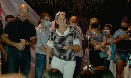 Patricia Bullrich apareció vestida de presidiaria en las manifestaciones. Patricia Bullrich apareció vestida de presidiaria en las manifestaciones.