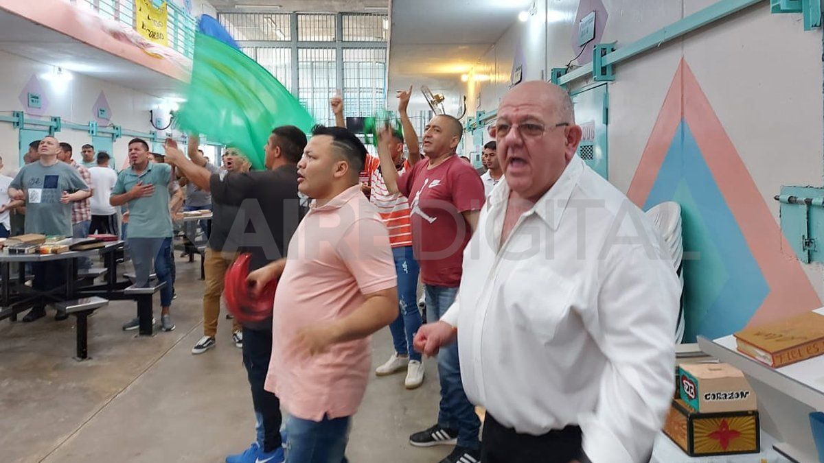 Sergio Prada cantando canciones religiosas junto a los presos del pabellón 20 de la cárcel de Piñero.