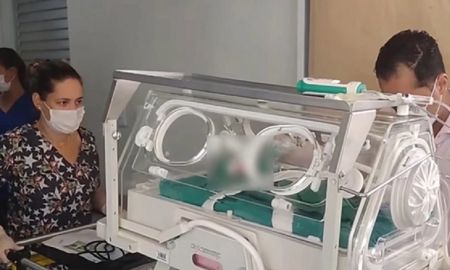 Un bebé prematuro recién nacido fue dado por muerto en el hospital y resucitó en la funeraria antes de ser enterrado Un bebé prematuro recién nacido fue dado por muerto en el hospital y resucitó en la funeraria antes de ser enterrado