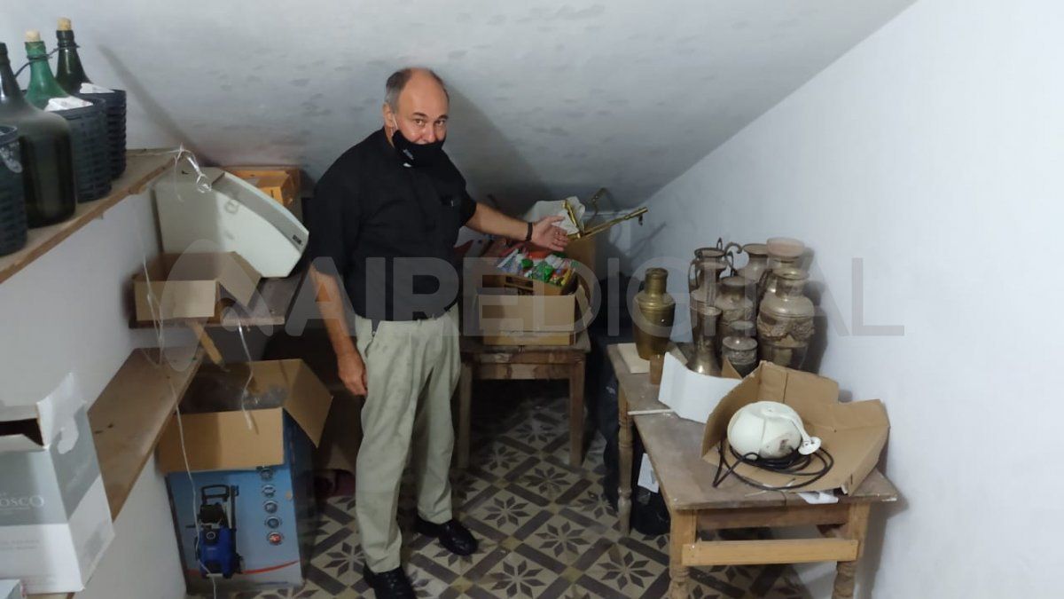 El padre Olidio Panigo muestra el lugar de la sacristía en el que encontraron los rollos en el 2005, cuando comenzaron la restauración de la Basílica de Guadalupe.