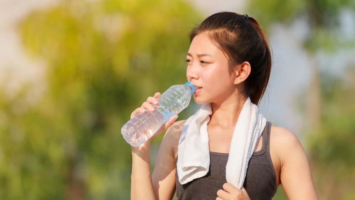 Hidratarse es de suma importancia para cuidarse del sol