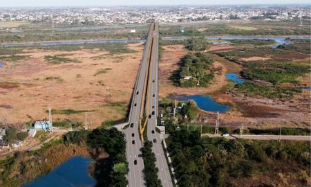 Debido a supuestos incumplimientos del convenio con Vialidad Nacional, el gobierno nacional intimó a Vialidad provincial a cesar de inmediato los trabajos del nuevo puente Santa Fe – Santo Tomé. Debido a supuestos incumplimientos del convenio con Vialidad Nacional, el gobierno nacional intimó a Vialidad provincial a cesar de inmediato los trabajos del nuevo puente Santa Fe – Santo Tomé.