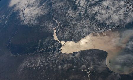 En esta foto tomada desde la Estación Espacial Internacional, el Río de la Plata separa a Argentina y Uruguay. Apenas visible, se encuentra la populosa ciudad de Buenos Aires, Argentina, en la desembocadura del delta del Paraná, que desemboca en el Río de la Plata. En esta foto tomada desde la Estación Espacial Internacional, el Río de la Plata separa a Argentina y Uruguay. Apenas visible, se encuentra la populosa ciudad de Buenos Aires, Argentina, en la desembocadura del delta del Paraná, que desemboca en el Río de la Plata.