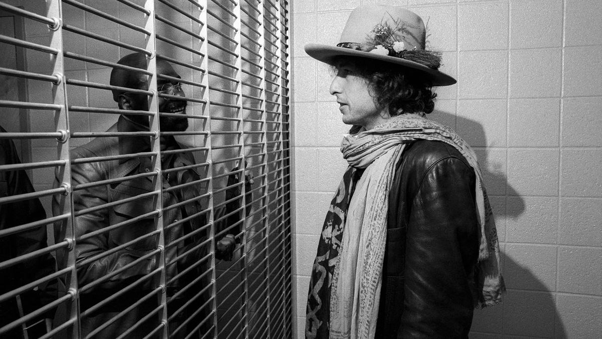 Bob Dylan compuso una canción llamada Hurricane, donde sostenía la inocencia de Carter, y culpaba a la policía y las autoridades por la injusticia que sufría el ex boxeador. El músico se había interesado por el caso cuando Carter le remitió su autobiografía, a la que tituló The sixteenth round: From number 1 contender to number 45472 (El 16° round: del contendiente número 1 al número 45472), y lo visitó en la cárcel en 1975. Bob Dylan compuso una canción llamada Hurricane, donde sostenía la inocencia de Carter, y culpaba a la policía y las autoridades por la injusticia que sufría el ex boxeador. El músico se había interesado por el caso cuando Carter le remitió su autobiografía, a la que tituló The sixteenth round: From number 1 contender to number 45472 (El 16° round: del contendiente número 1 al número 45472), y lo visitó en la cárcel en 1975.