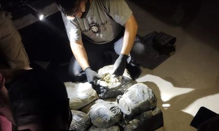 Los bultos iban llenos de cogollos de marihuana. Los bultos iban llenos de cogollos de marihuana.