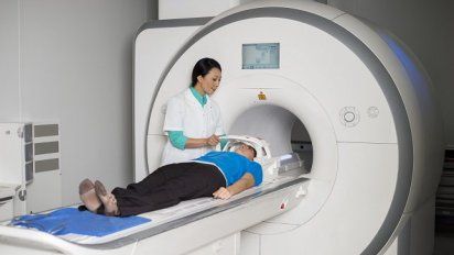 La extraña muerte de un hombre absorbido por una máquina de resonancia magnética