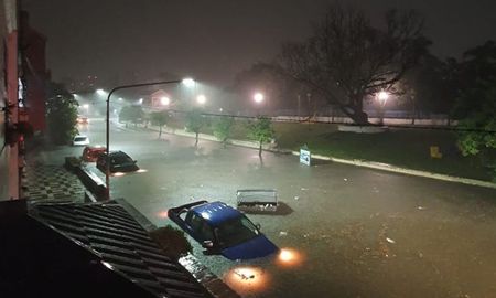 La avenida Bernabé Aráoz, tapada por el agua La avenida Bernabé Aráoz, tapada por el agua