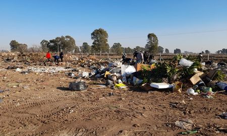 Empleados municipales de Las Parejas hallaron dos bolsas con varios miles de dólares, en el interior de un ropero que estaba en un basural. Empleados municipales de Las Parejas hallaron dos bolsas con varios miles de dólares, en el interior de un ropero que estaba en un basural.