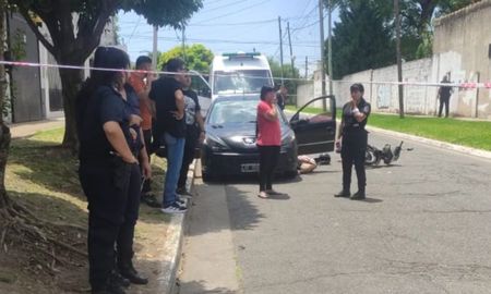 Los delincuentes intentaron robarle cuando estaba por bajar del auto. Los delincuentes intentaron robarle cuando estaba por bajar del auto.