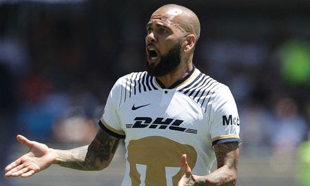 Pumas de México le reclama una importante suma en dólares a a Dani Alves tras ser detenido por ser denunciado de abuso sexual. Pumas de México le reclama una importante suma en dólares a a Dani Alves tras ser detenido por ser denunciado de abuso sexual.
