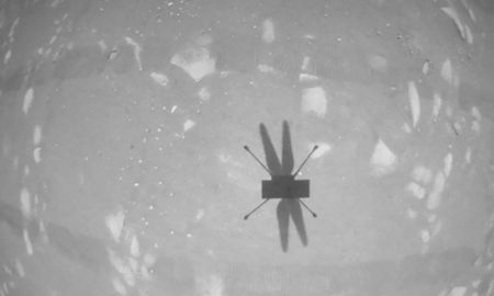 La cámara del helicóptero Ingenuity captó la imagen de su propia sombra mientras ascendía en vuelo sobre el Cráter Jezero en Marte. La cámara del helicóptero Ingenuity captó la imagen de su propia sombra mientras ascendía en vuelo sobre el Cráter Jezero en Marte.