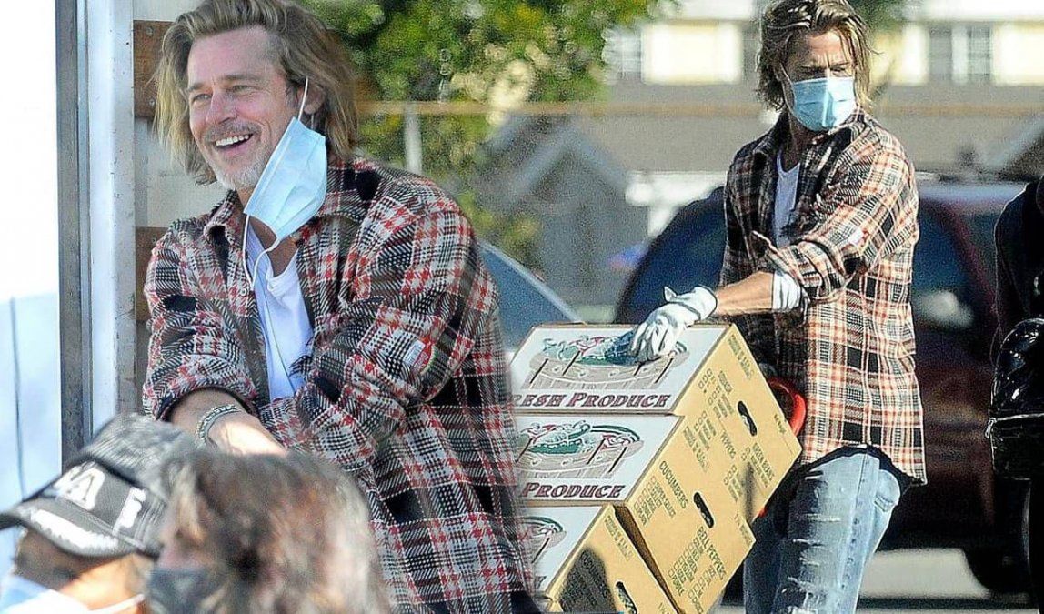 El gesto solidario de Brad Pitt: así repartió cajas de alimentos a familias