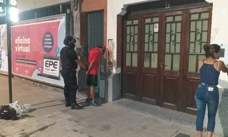 le cortaron el cuello a un joven que esperaba el colectivo para robarle le cortaron el cuello a un joven que esperaba el colectivo para robarle