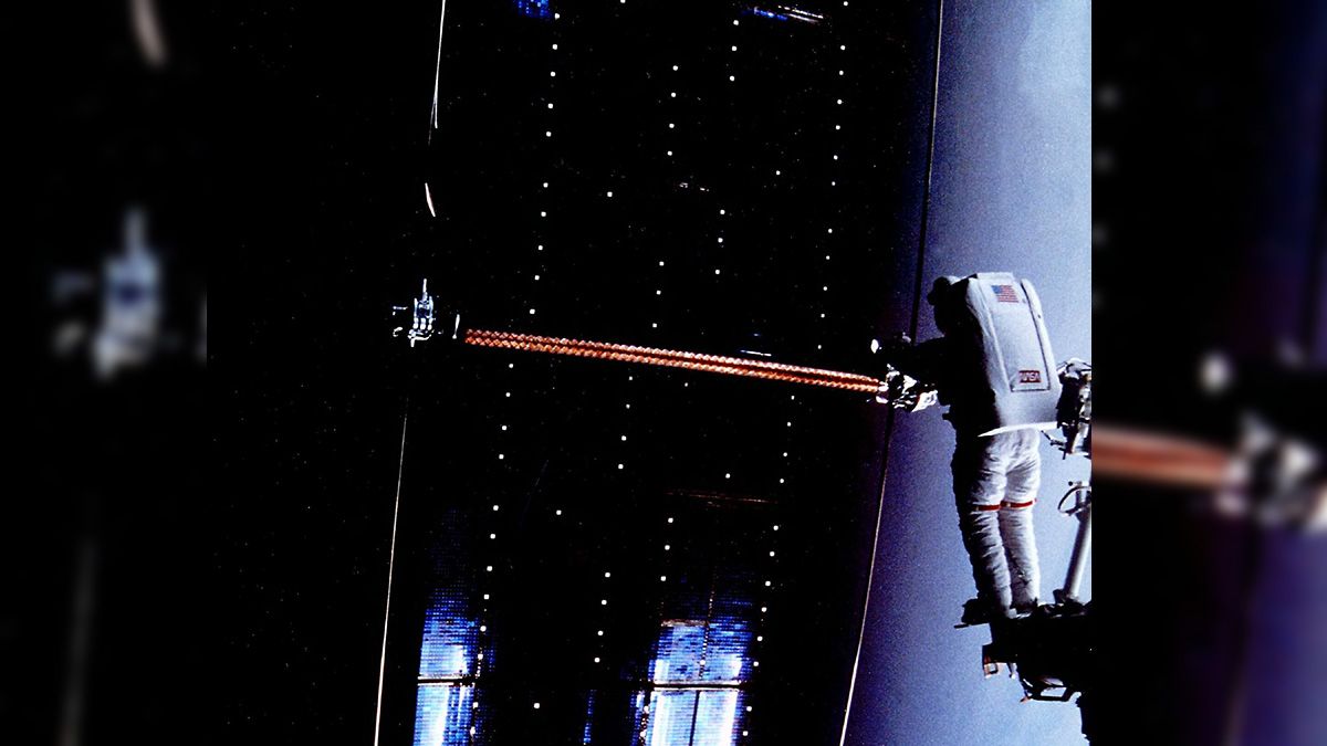 La astronauta Kathy Thornton arroja un panel dañado al espacio.