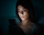 la luz azul de los telefonos celulares acelera la ceguera, un estudio lo confirma la luz azul de los telefonos celulares acelera la ceguera, un estudio lo confirma