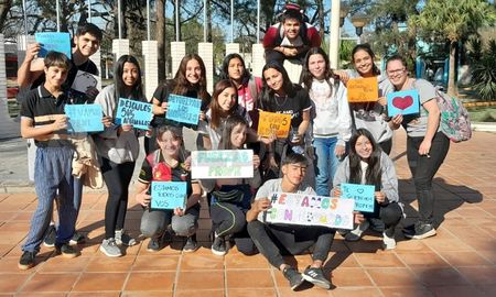 Alumnos y alumnas del hombre, que además es profesor de Tecnología en una escuela de la localidad de Sauce Viejo, también se concentraron para manifestar su apoyo. Alumnos y alumnas del hombre, que además es profesor de Tecnología en una escuela de la localidad de Sauce Viejo, también se concentraron para manifestar su apoyo.