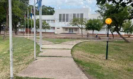 En la Plaza de las Banderas se recuperará el puente y se construirán nuevas veredas. En la Plaza de las Banderas se recuperará el puente y se construirán nuevas veredas.