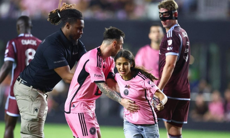 La frase de Lionel Messi que sorprendió a la nena que invadió la cancha de Inter Miami y se sacó una foto. La frase de Lionel Messi que sorprendió a la nena que invadió la cancha de Inter Miami y se sacó una foto.