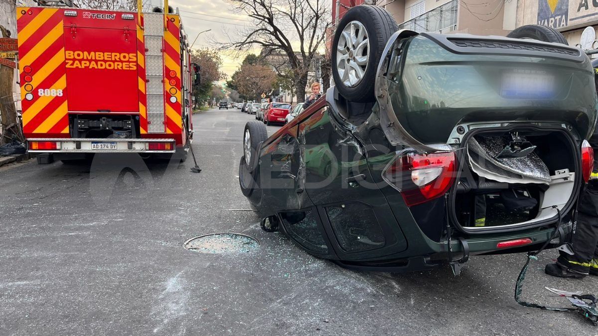 Tras el choque con la camioneta, el automóvil volcó. Tras el choque con la camioneta, el automóvil volcó.