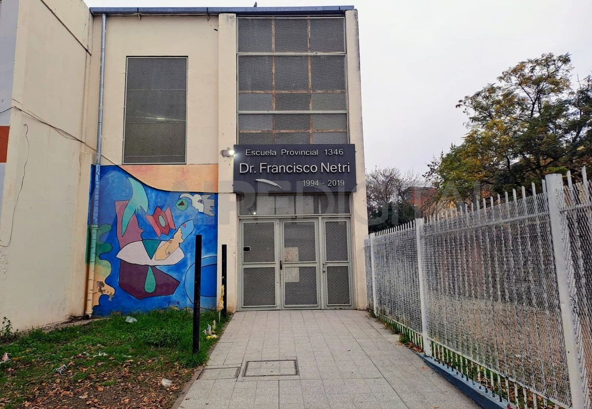Personal de la escuela constató dos impactos de bala en una ventana y en una reja del edificio.