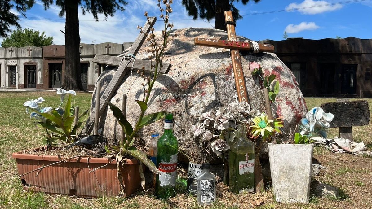 Los restos de Luca Prodan se encuentran en el Cementerio de Avellaneda. Los restos de Luca Prodan se encuentran en el Cementerio de Avellaneda.