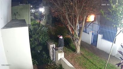 Entró a un pasillo que une departamentos internos en Santa Fe, se robó una reja y terminó preso