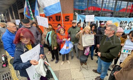 Tras la reunión de este martes, quedaron expuestas las diferentes miradas existentes entre el gobierno de Santa fe y un sector importante de gremios de trabajadores estatales. Tras la reunión de este martes, quedaron expuestas las diferentes miradas existentes entre el gobierno de Santa fe y un sector importante de gremios de trabajadores estatales.