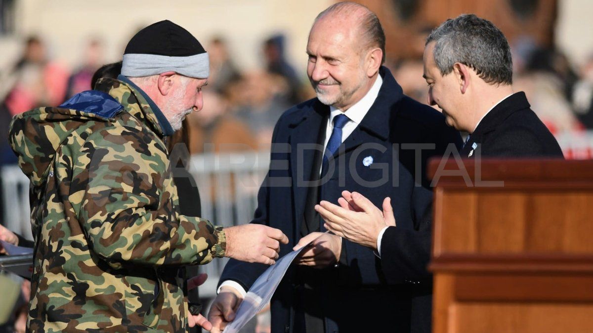 Rubén Rada recibió un diploma de parte de Perotti y Javkin