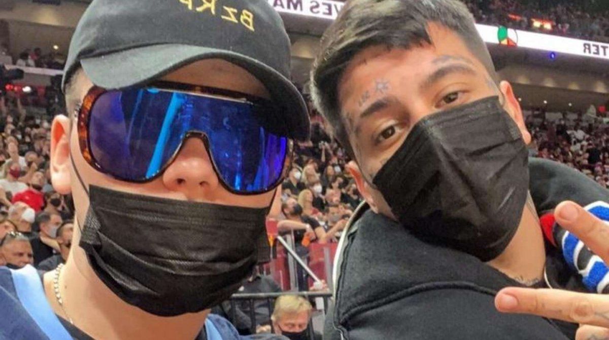 Bizarrap y Duki son fanáticos del básquet y tiene buena relación con los jugadores argentinos. Nicki Nicole también dio el presente en el estadio de Miami.