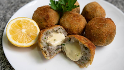 altText(Torrejas de arroz y queso: la receta imbatible para aprovechar lo que quedó en la heladera y resolver la cena)}