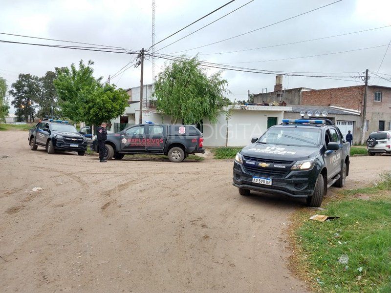 Furia en el barrio Belgrano: incendiaron una casa, se enfrentaron a los tiros y dos jóvenes resultaron heridos