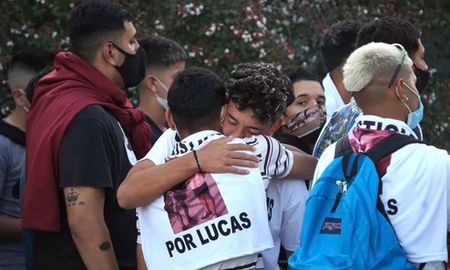 Hasta la cochería también llegaron los tres menores sobrevivientes que iban junto a Lucas en el auto Volkswagen Surán al momento de ser interceptados por los policías de la fuerza porteña el miércoles pasado. Hasta la cochería también llegaron los tres menores sobrevivientes que iban junto a Lucas en el auto Volkswagen Surán al momento de ser interceptados por los policías de la fuerza porteña el miércoles pasado.