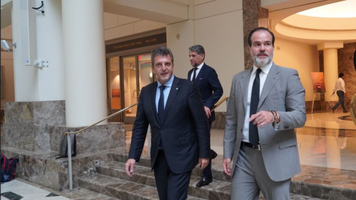 Sergio Massa junto al director del BID