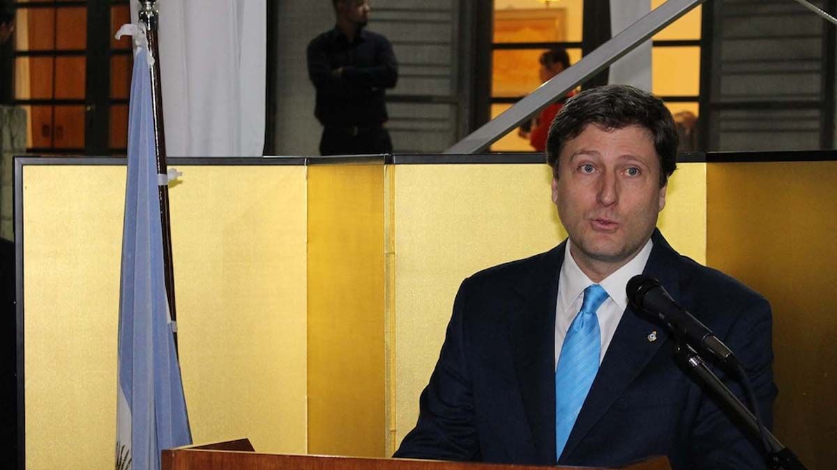 Renunció Eduardo Bustamante