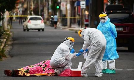 Personal de la salud retira cuerpos de las calles de Bolivia. Personal de la salud retira cuerpos de las calles de Bolivia.