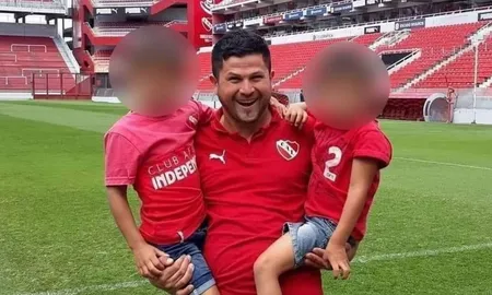 Juan Calvente, socio de Independiente, murió este sábado cuando iba rumbo a La Plata para ver a su equipo por el Torneo de Verano. La Justicia detuvo a dos sospechosos. Juan Calvente, socio de Independiente, murió este sábado cuando iba rumbo a La Plata para ver a su equipo por el Torneo de Verano. La Justicia detuvo a dos sospechosos.