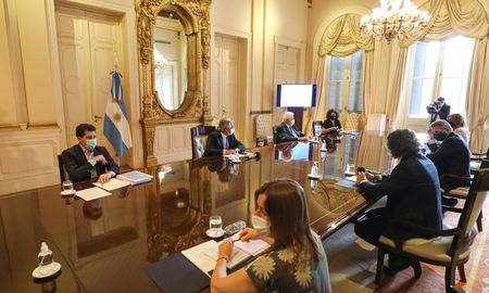 El ministro de Salud de la Nación, Ginés González García adelantó que la vacunación comenzará en la primera quincena de enero. El ministro de Salud de la Nación, Ginés González García adelantó que la vacunación comenzará en la primera quincena de enero.