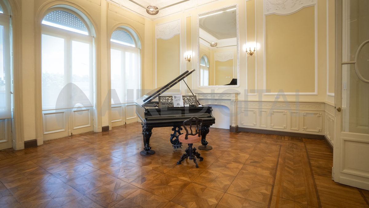 El piano que se luce en otro de los ambientes de la casa fue restaurado para su uso. Será puesto a prueba el próximo domingo 21 de mayo, en el 113 aniversario de la vivienda.