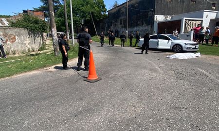 Un hombre de 25 años fue encontrado sin vida este domingo con varios disparos en el cuerpo. Lo encontraron en el cruce de Anchorena y Avenida Argentina. Un hombre de 25 años fue encontrado sin vida este domingo con varios disparos en el cuerpo. Lo encontraron en el cruce de Anchorena y Avenida Argentina.