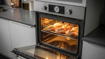 El error al usar el horno que arruina tus comidas: por qué nunca deberías calentar la asadera