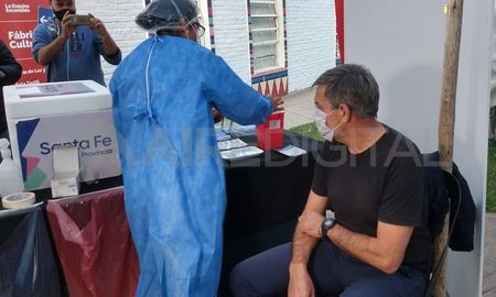 Emilio Jatón fue vacunado este lunes con la primera dosis de Sputnik V en la Esquina Encendida Emilio Jatón fue vacunado este lunes con la primera dosis de Sputnik V en la Esquina Encendida