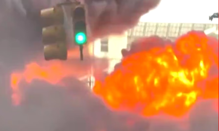 Impactante explosión de un auto cerca del Toro de Wall Street sembró pánico en Nueva York Impactante explosión de un auto cerca del Toro de Wall Street sembró pánico en Nueva York
