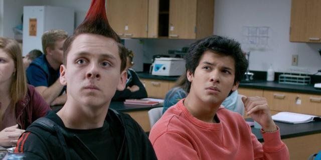 Después de que Johnny Lawrence se burla de su cicatriz en el labio y dice que debería “cambiar el guion” y sentirse seguro, regresa al dojo con un mohawk, que está teñido de azul, y luego se hace un tatuaje de un halcón en la espalda (Foto: Netflix)