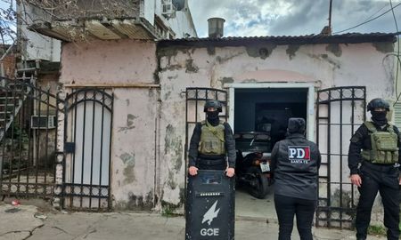 Los procedimientos se concretaron en las calles Roque Sáenz Peña, Juan Díaz de Solís y Cervantes, en Barrio San Lorenzo. Los procedimientos se concretaron en las calles Roque Sáenz Peña, Juan Díaz de Solís y Cervantes, en Barrio San Lorenzo.