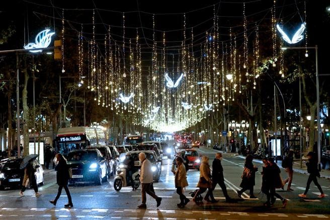 El paseo de Gracia de Barcelona, con las icónicas luces de Navidad (Xavier Cervera)