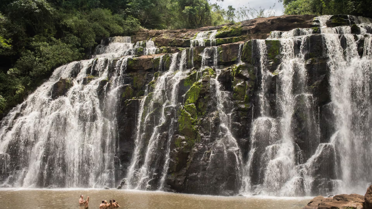 Salto Yasy ofrece la oportunidad de practicar rapel y trekking en la Selva del Iguazú. Salto Yasy ofrece la oportunidad de practicar rapel y trekking en la Selva del Iguazú.